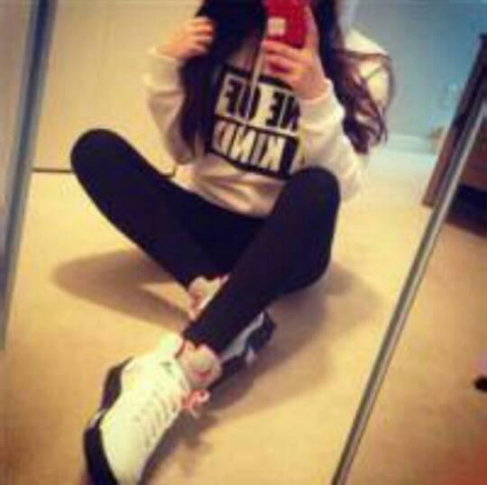 女生盘腿吃瓜图片,女生夏日悠闲时光