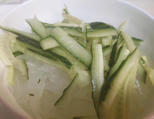 国产凉皮吃瓜,夏日消暑新宠，吃瓜群众纷纷点赞